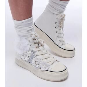 AZALEA WANG Penny Lane Flower Embellished platform canvas Sneaker White size 6